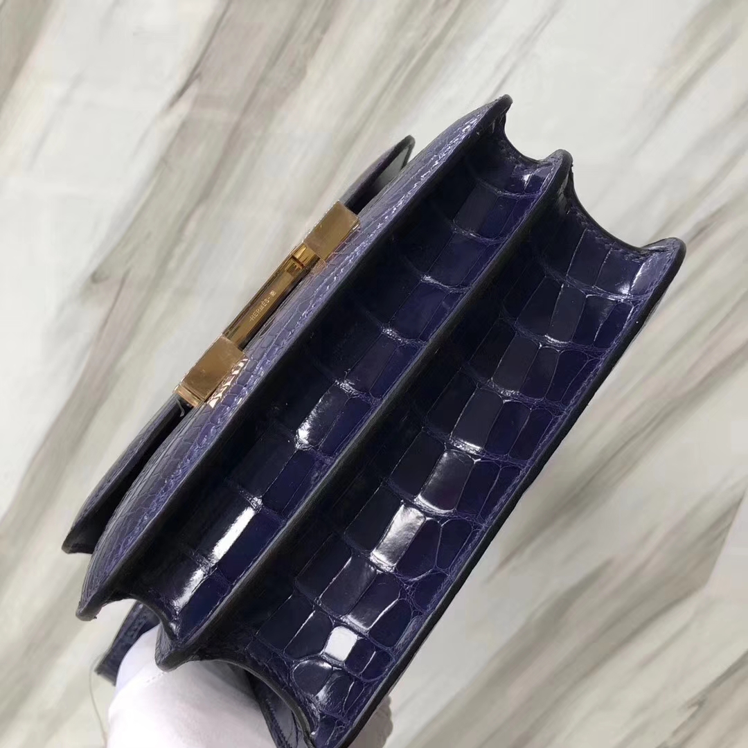 Hermès（爱马仕）Constance18cm Alligator shiny 亮面鳄鱼 M3 墨水蓝 金扣 现货