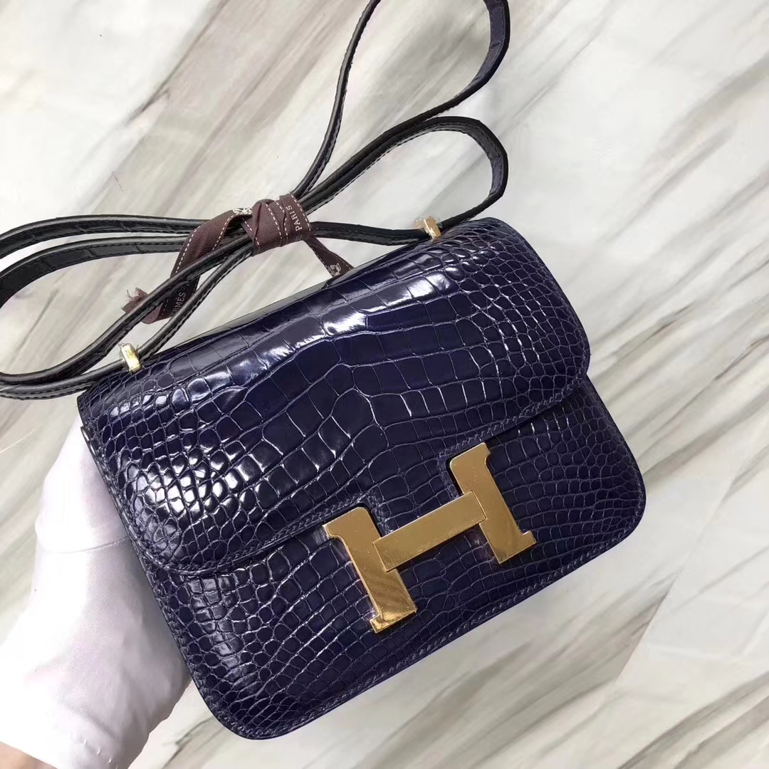 Hermès（爱马仕）Constance18cm Alligator shiny 亮面鳄鱼 M3 墨水蓝 金扣 现货