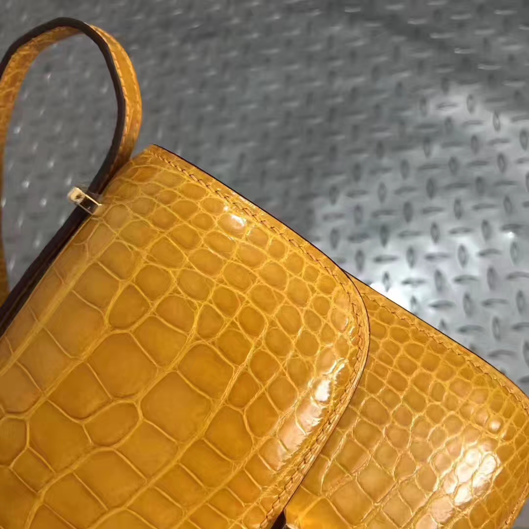 Hermès（爱马仕）Constance 空姐包 亮面鳄鱼9D 琥珀黄 ambre 金扣 18cm