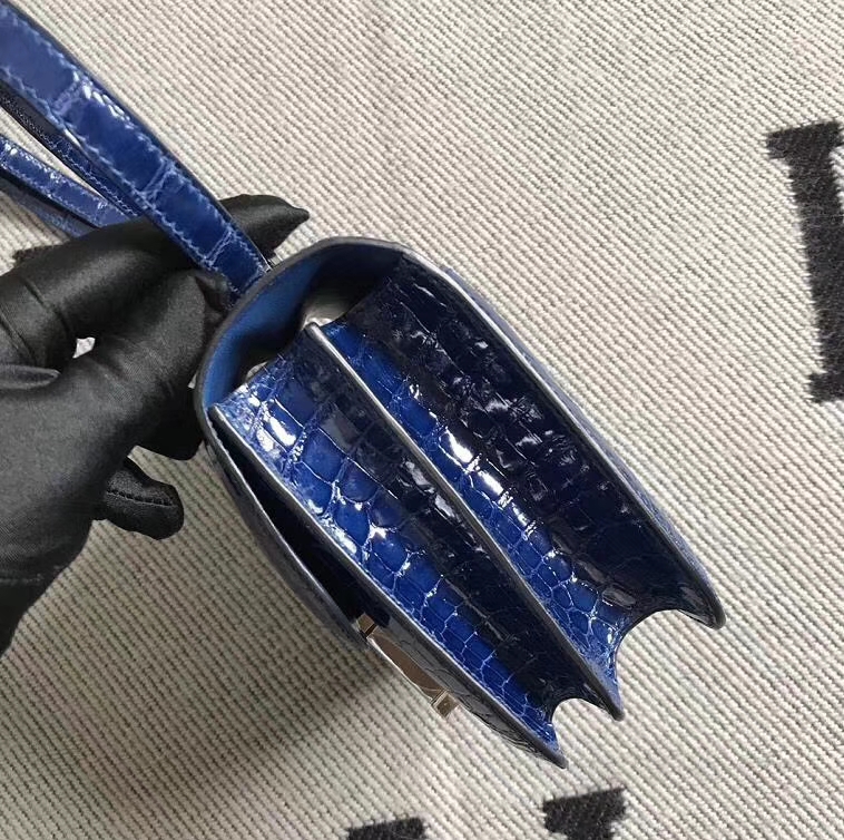 Hermès（爱马仕）Constance空姐包 亮面鳄鱼皮 宝蓝 银扣 19cm