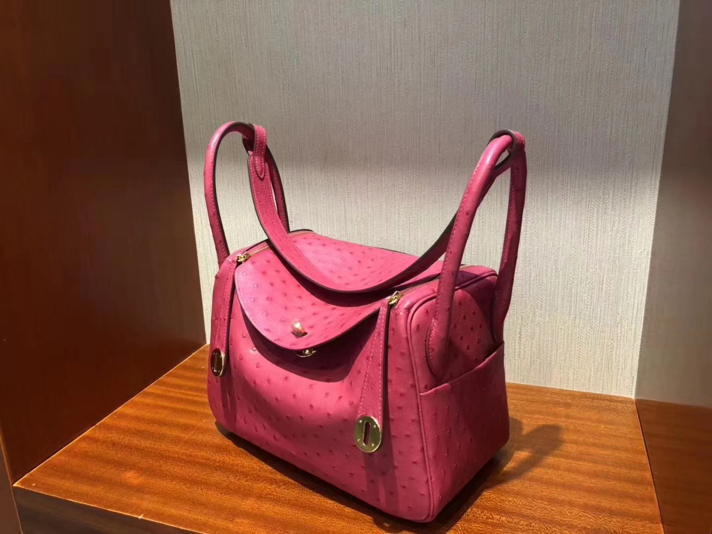 Hermès(爱马仕)Lindy琳迪包 Ostrich kk 鸵鸟 E5 糖果粉 金扣 26cm-拉尔森鳄鱼皮具定制 - 爱马仕包包官网 Hermès(爱马仕)Lindy琳迪包 Ostrich kk 鸵鸟 E5 糖果粉 金扣 26cm