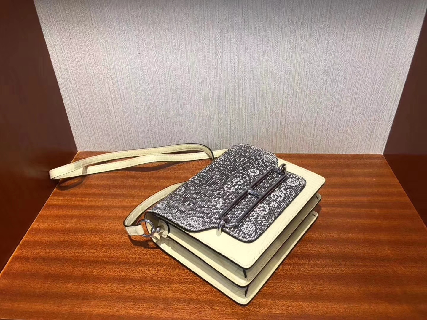 Hermès（爱马仕）Roulis猪鼻包 雾面鳄鱼 Y1香草色 小喜马拉雅色蜥蜴皮 银扣 18cm