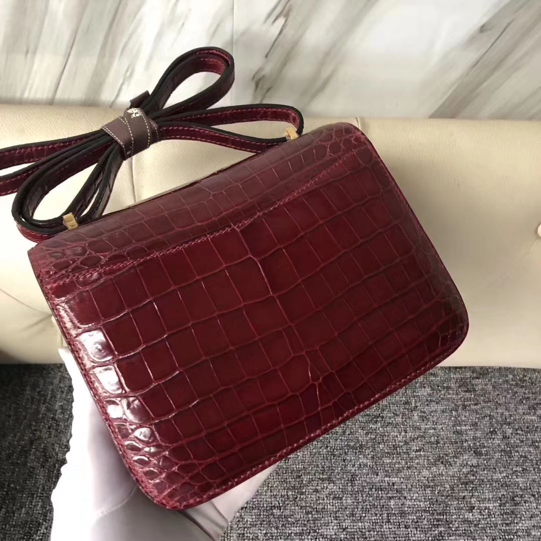 Hermès（爱马仕）Constance空姐包 Crocodile shiny 亮面鳄鱼 F5 勃艮第酒红 蜥蜴扣 金扣 18cm