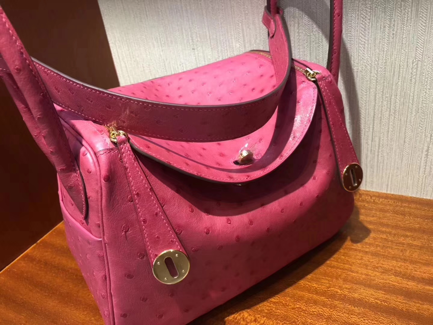 Hermès（爱马仕）Lindy琳迪包 Ostrich kk 鸵鸟 E5 糖果粉 金扣 26cm