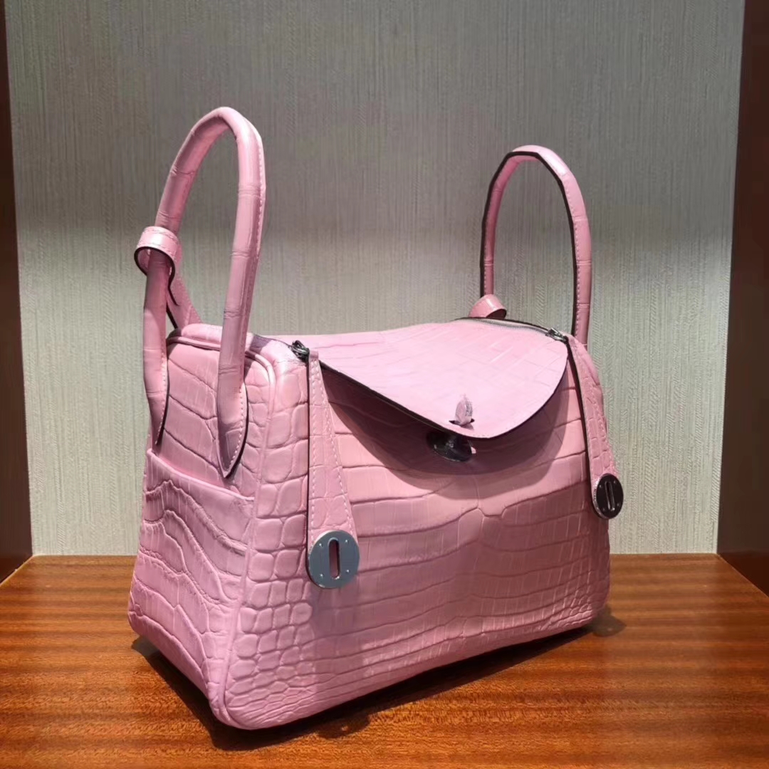 Hermès(爱马仕)Lindy 雾面两点尼罗鳄 5P樱花粉 顶级工艺 蜡线全手工 金扣 26cm-拉尔森鳄鱼皮具定制 - 爱马仕包包官网 Hermès(爱马仕)Lindy 雾面两点尼罗鳄 5P樱花粉 顶级工艺 蜡线全手工 金扣 26cm