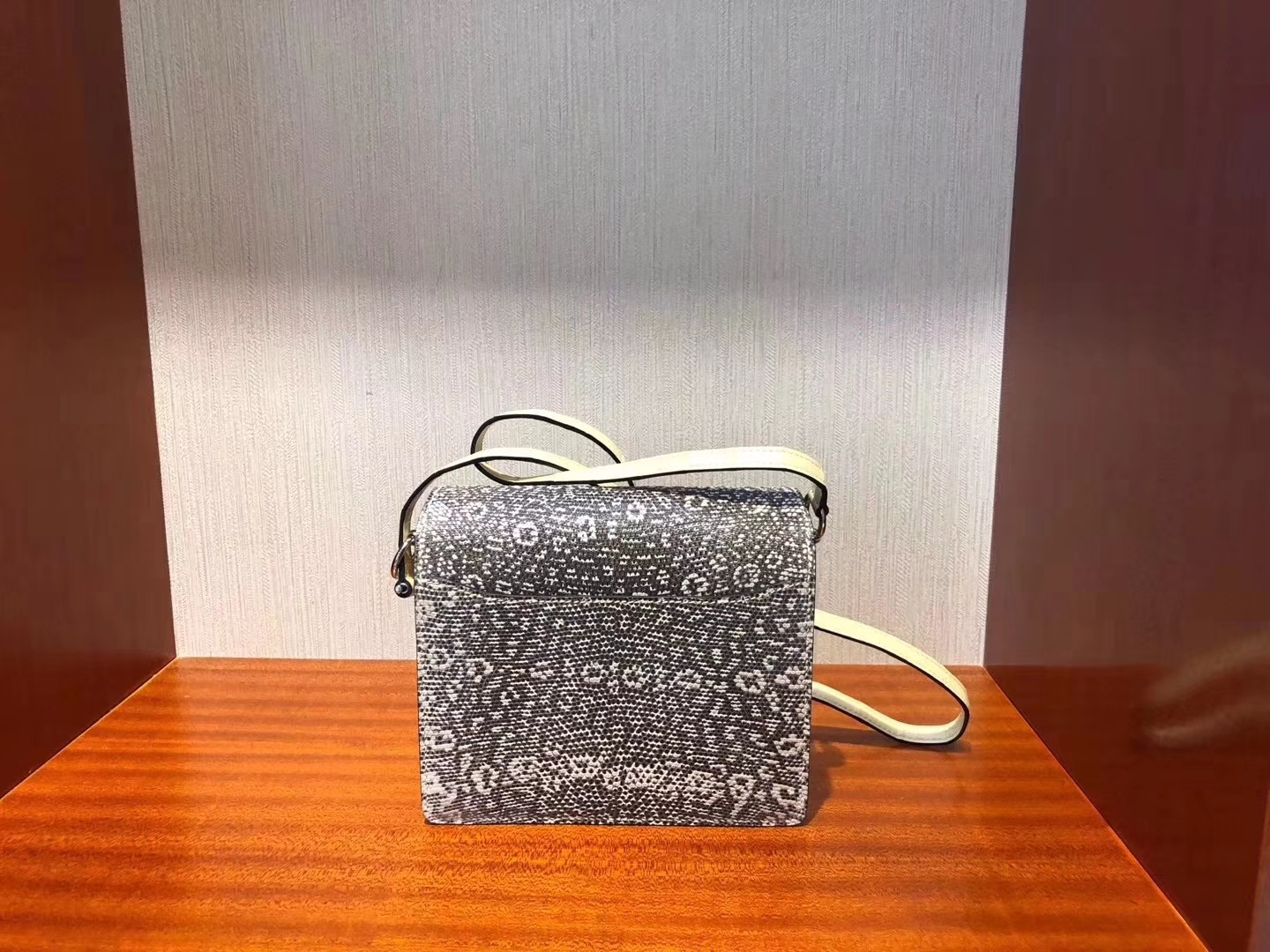 Hermès（爱马仕）Roulis猪鼻包 雾面鳄鱼 Y1香草色 小喜马拉雅色蜥蜴皮 银扣 18cm