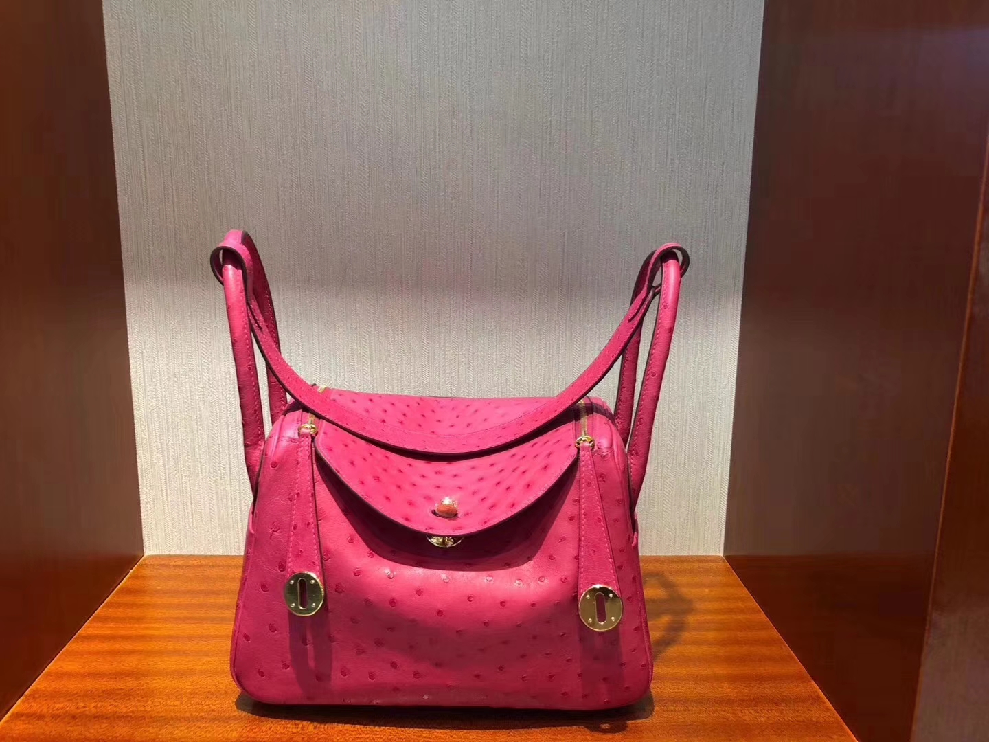 Hermès(爱马仕)Lindy琳迪包 Ostrich kk 鸵鸟 E5 糖果粉 金扣 26cm-拉尔森鳄鱼皮具定制 - 爱马仕包包官网 Hermès(爱马仕)Lindy琳迪包 Ostrich kk 鸵鸟 E5 糖果粉 金扣 26cm