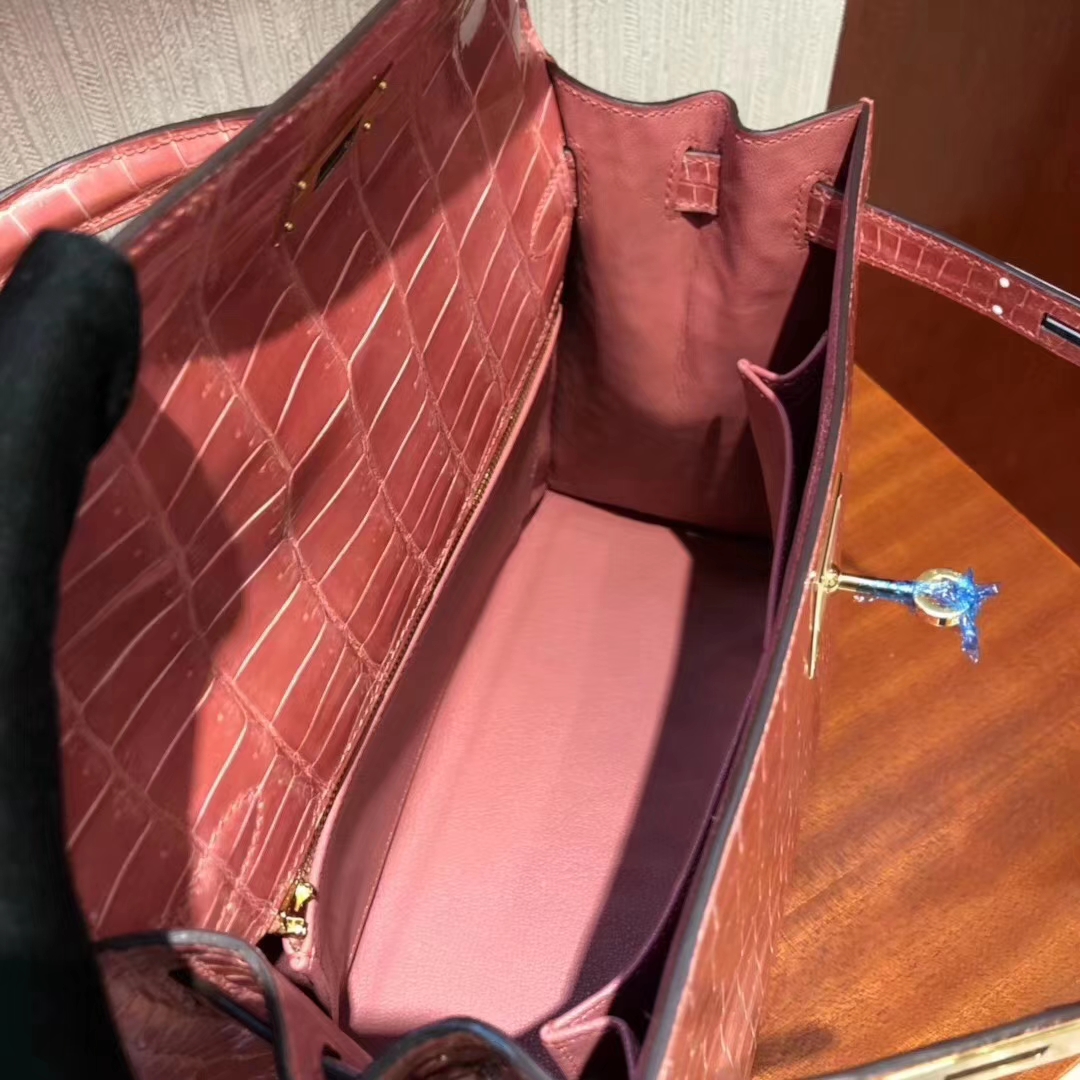 Hermès（爱马仕）Kelly凯莉包 龙虾粉 亮面框框美洲鳄 顶级工艺 蜡线全手工 金扣 28cm