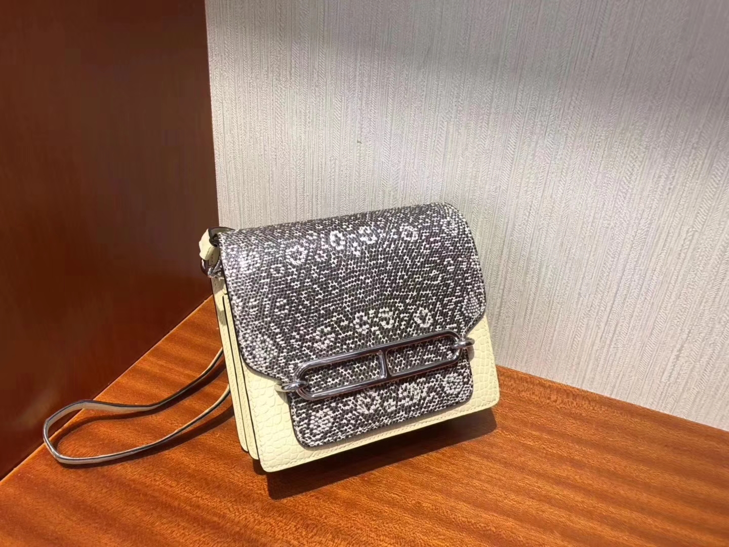 Hermès（爱马仕）Roulis猪鼻包 雾面鳄鱼 Y1香草色 小喜马拉雅色蜥蜴皮 银扣 18cm