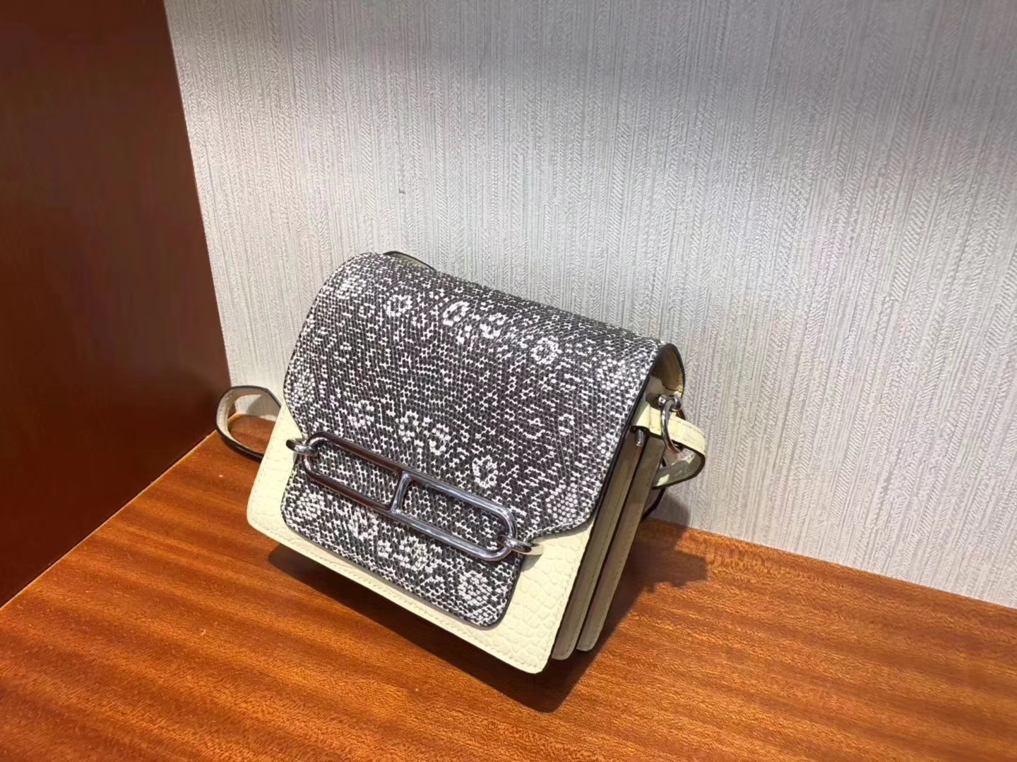 Hermès（爱马仕）Roulis猪鼻包 雾面鳄鱼 Y1香草色 小喜马拉雅色蜥蜴皮 银扣 18cm