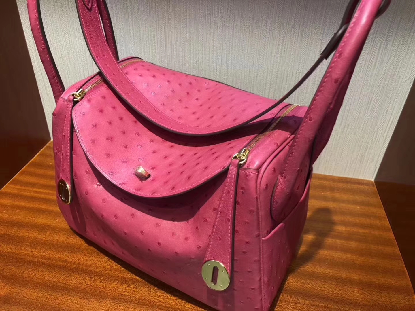 Hermès（爱马仕）Lindy琳迪包 Ostrich kk 鸵鸟 E5 糖果粉 金扣 26cm