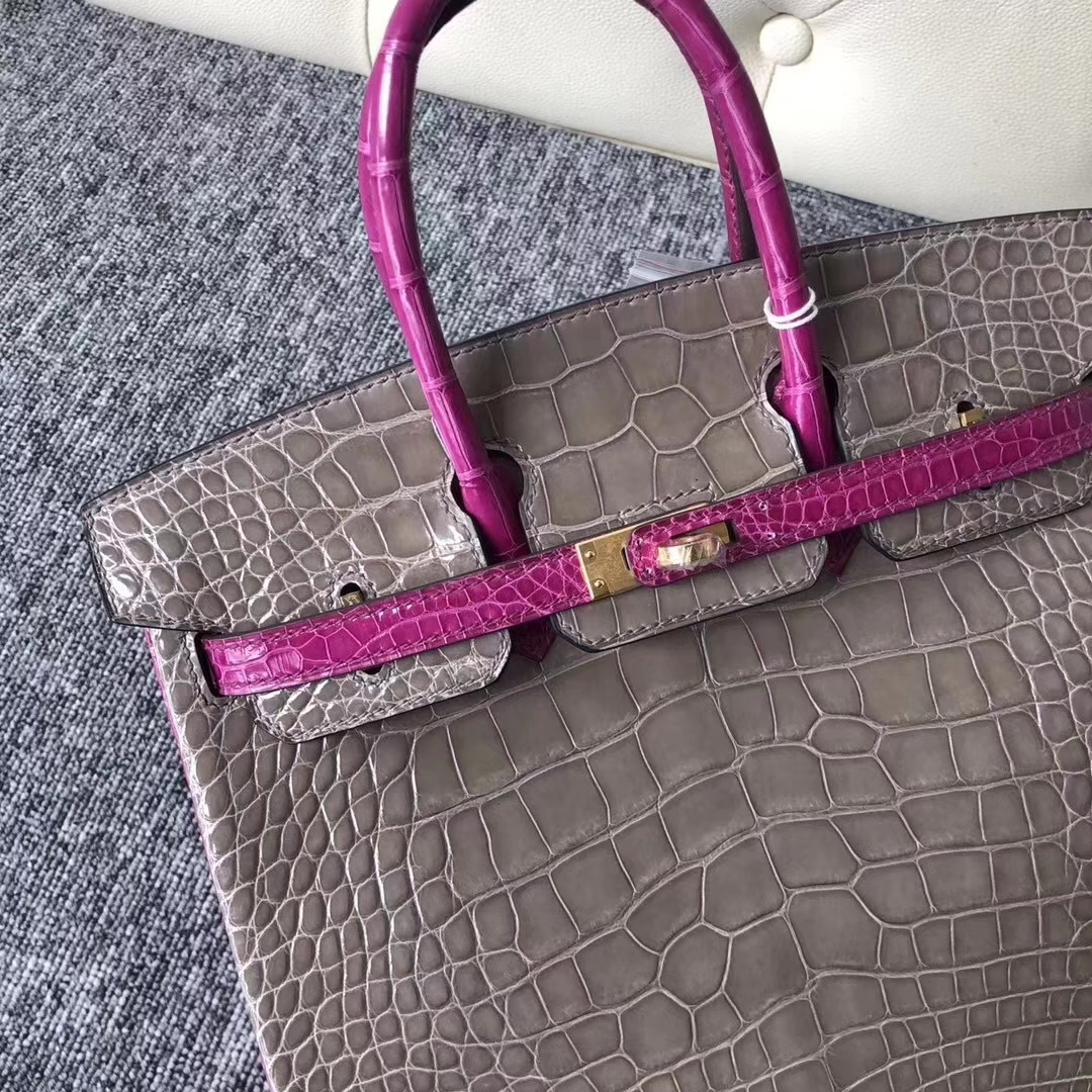 Hermès(爱马仕)Birkin铂金包 亮面框框美洲鳄 ck81斑鸠灰拼J5天方夜谭粉紫 蜡线全手工 金扣 25cm-拉尔森鳄鱼皮具定制 - 爱马仕包包官网 Hermès(爱马仕)Birkin铂金包 亮面框框美洲鳄 ck81斑鸠灰拼J5天方夜谭粉紫 蜡线全手工 金扣 25cm