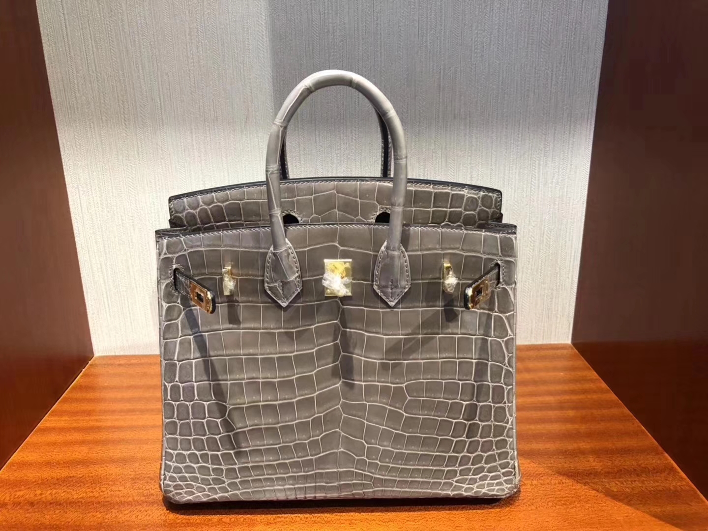 Hermès(爱马仕)Birkin铂金包 ck18大象灰 亮面鳄鱼 顶级手缝 25cm 金扣 现货-拉尔森鳄鱼皮具定制 - 爱马仕包包官网 Hermès(爱马仕)Birkin铂金包 ck18大象灰 亮面鳄鱼 顶级手缝 25cm 金扣 现货