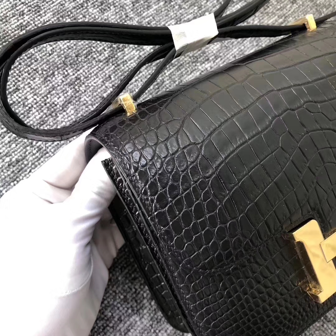Hermès（爱马仕）Constance空姐包 Alligator matt 雾面鳄鱼 ck89 黑色 noir 金扣 18cm