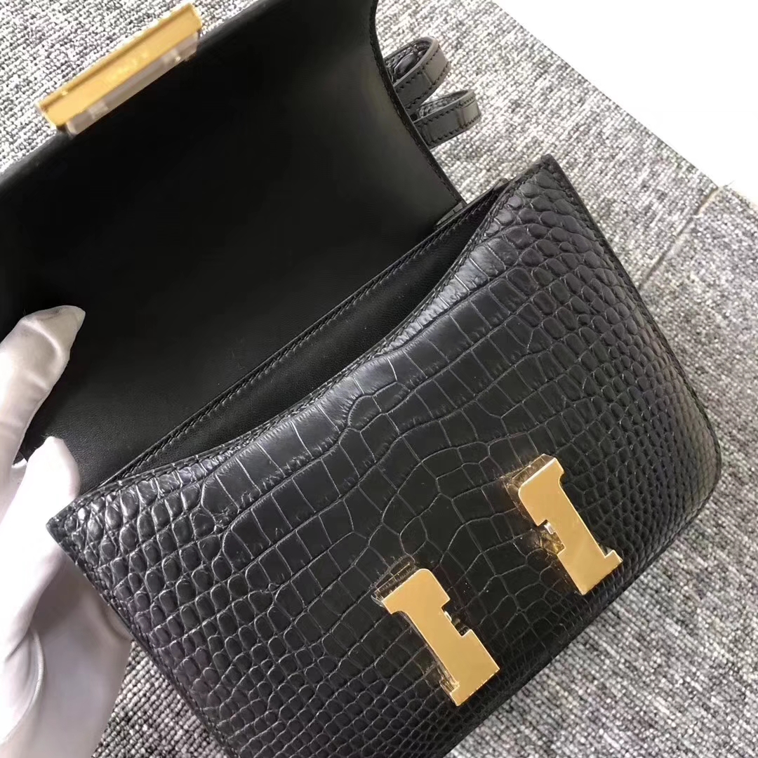 Hermès（爱马仕）Constance空姐包 Alligator matt 雾面鳄鱼 ck89 黑色 noir 金扣 18cm