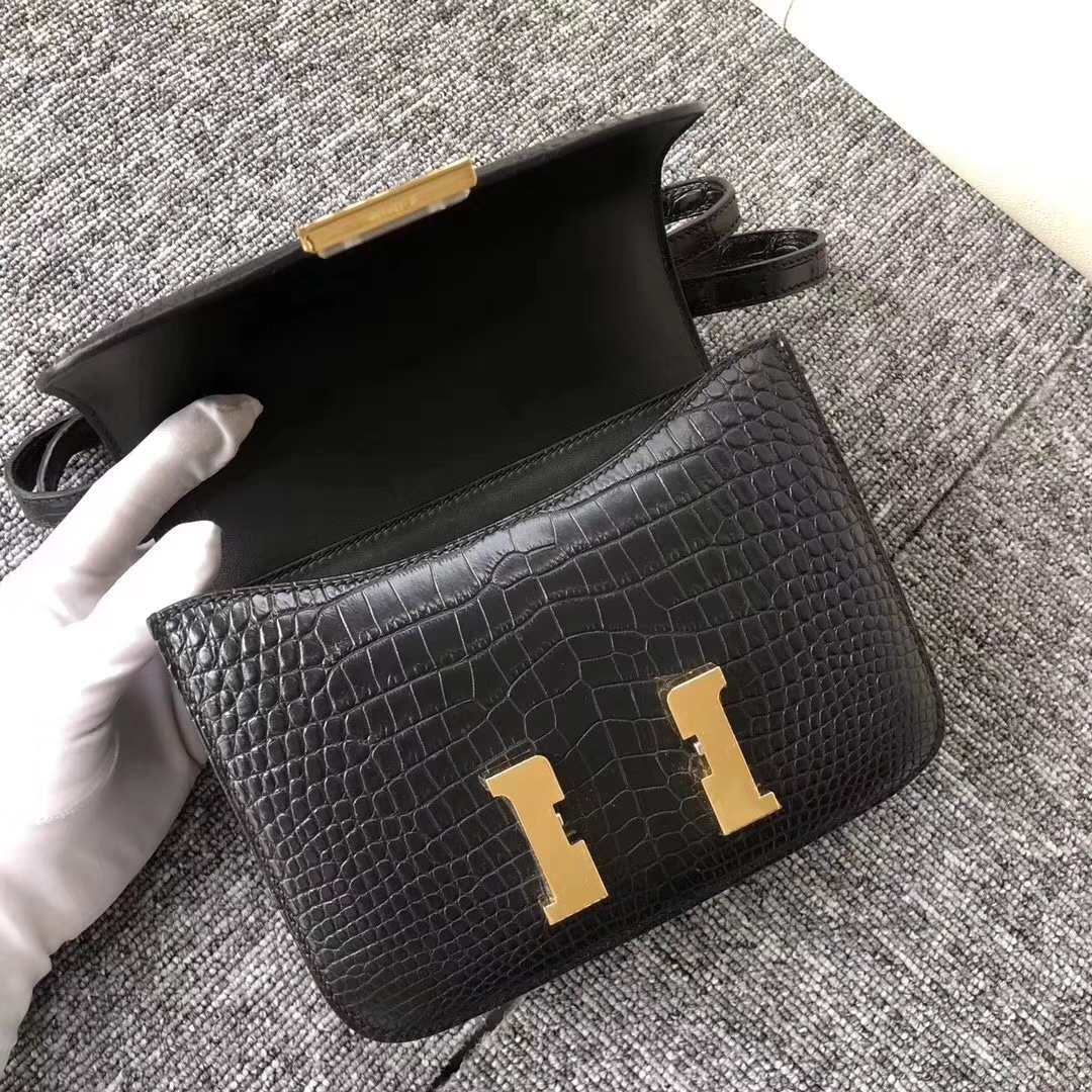 Hermès（爱马仕）Constance空姐包 Alligator matt 雾面鳄鱼 ck89 黑色 noir 金扣 18cm