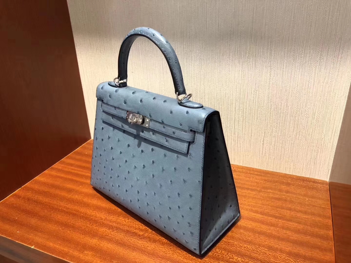 Hermès(爱马仕)Kelly凯莉包 Ostrich kk鸵鸟 8U 冰川蓝 blue glacier 银扣 25cm 现货-拉尔森鳄鱼皮具定制 - 爱马仕包包官网 Hermès(爱马仕)Kelly凯莉包 Ostrich kk鸵鸟 8U 冰川蓝 blue glacier 银扣 25cm 现货