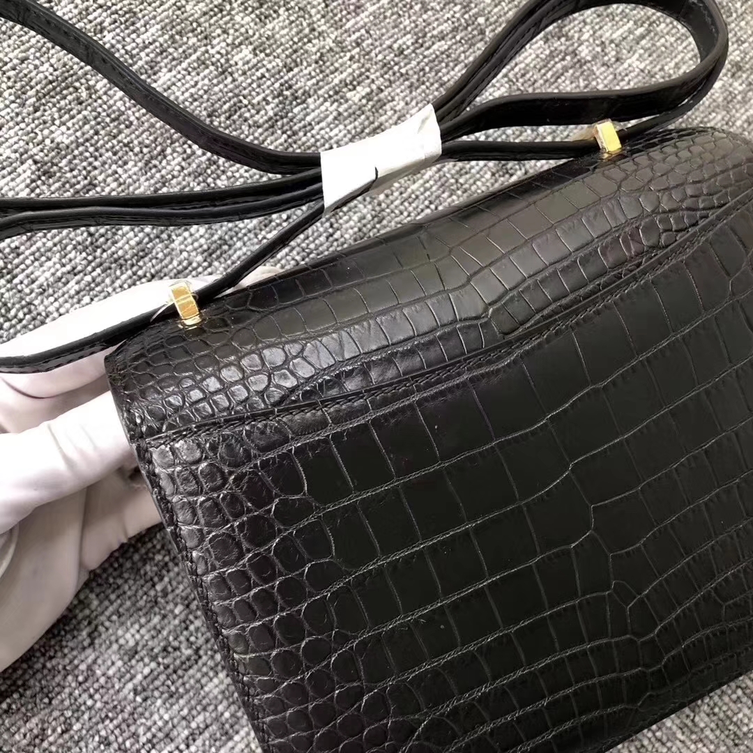 Hermès（爱马仕）Constance空姐包 Alligator matt 雾面鳄鱼 ck89 黑色 noir 金扣 18cm