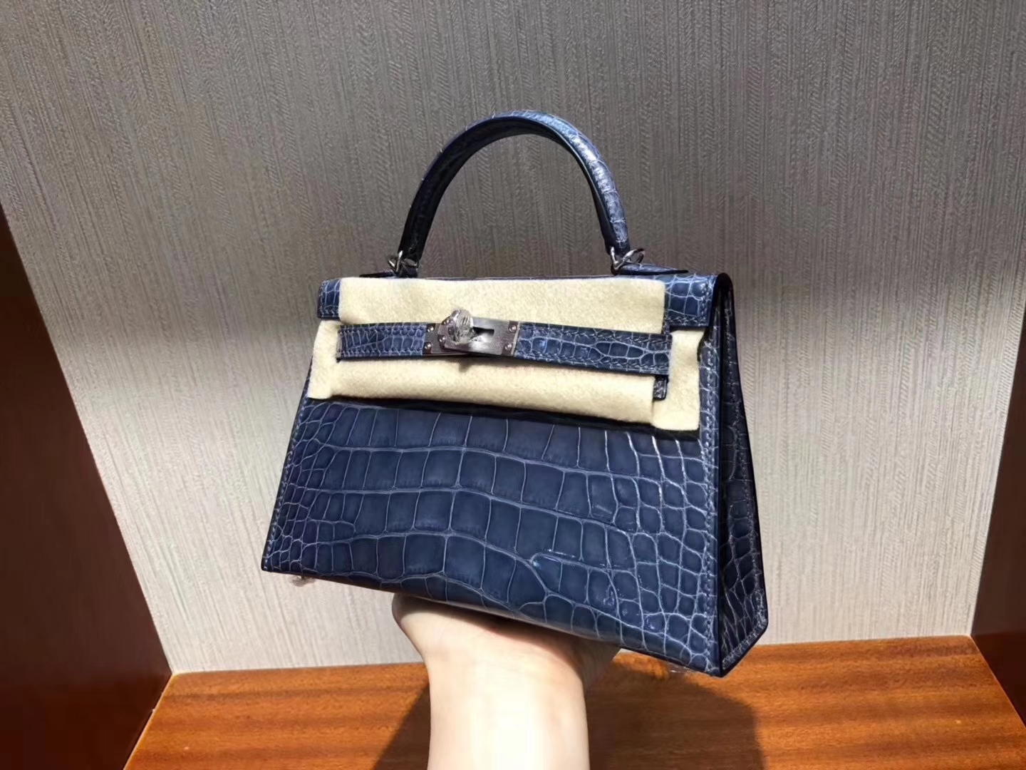 Hermès(爱马仕)Minikelly ll Alligator shiny 亮面鳄鱼 N7 风暴蓝 银扣-拉尔森鳄鱼皮具定制 - 爱马仕包包官网 Hermès(爱马仕)Minikelly ll Alligator shiny 亮面鳄鱼 N7 风暴蓝 银扣