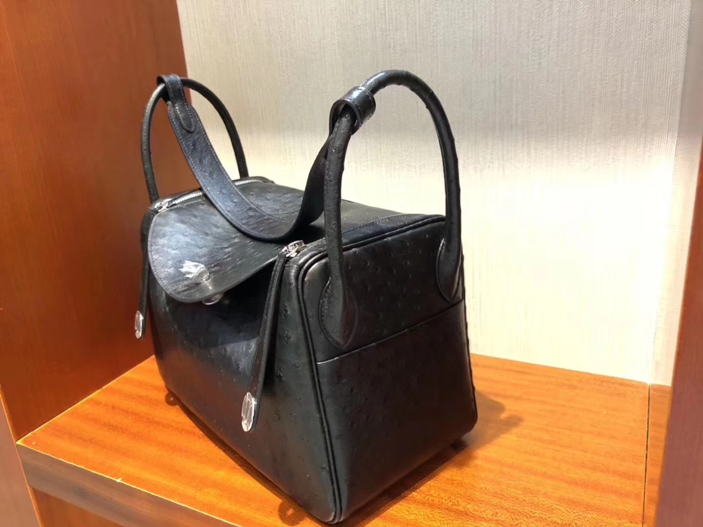 Hermès(爱马仕)Lindy琳迪包 Ostrich kk鸵鸟 ck89 黑色 noir 银扣 30cm-拉尔森鳄鱼皮具定制 - 爱马仕包包官网 Hermès(爱马仕)Lindy琳迪包 Ostrich kk鸵鸟 ck89 黑色 noir 银扣 30cm