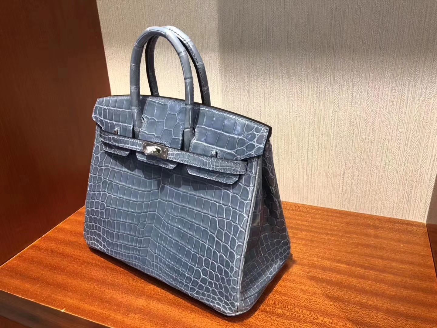 Hermès(爱马仕)Birkin铂金包 牛仔蓝 亮面鳄鱼 ck75 银扣 顶级手缝 25cm 现货-拉尔森鳄鱼皮具定制 - 爱马仕包包官网 Hermès(爱马仕)Birkin铂金包 牛仔蓝 亮面鳄鱼 ck75 银扣 顶级手缝 25cm 现货