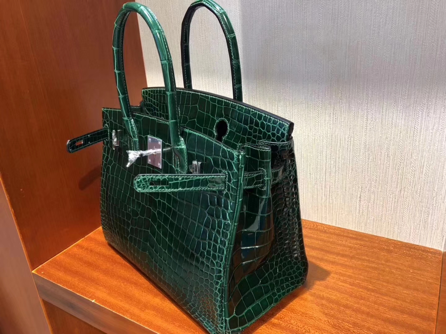 Hermès(爱马仕)Birkin铂金包 亮面澳洲鳄鱼 ck67 祖母绿 银扣 30cm-拉尔森鳄鱼皮具定制 - 爱马仕包包官网 Hermès(爱马仕)Birkin铂金包 亮面澳洲鳄鱼 ck67 祖母绿 银扣 30cm
