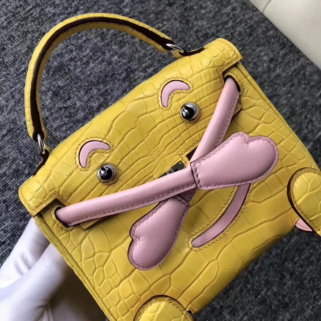Hermès(爱马仕)Kelly doll 娃娃包 雾面鳄鱼 9R柠檬黄3Q粉 银扣 16cm-拉尔森鳄鱼皮具定制 - 爱马仕包包官网 Hermès(爱马仕)Kelly doll 娃娃包 雾面鳄鱼 9R柠檬黄3Q粉 银扣 16cm