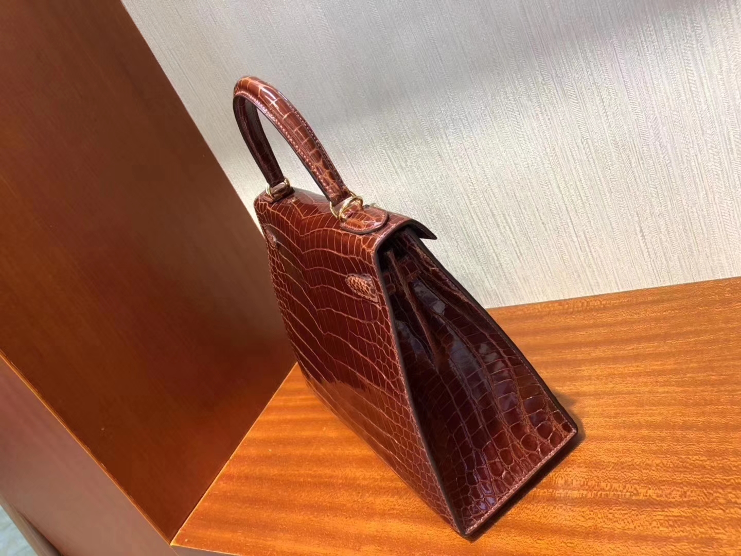 Hermès（爱马仕）Kelly凯莉包 亮面澳洲鳄鱼纹 ck31 蜜糖棕 Miel 金扣 28cm 现货