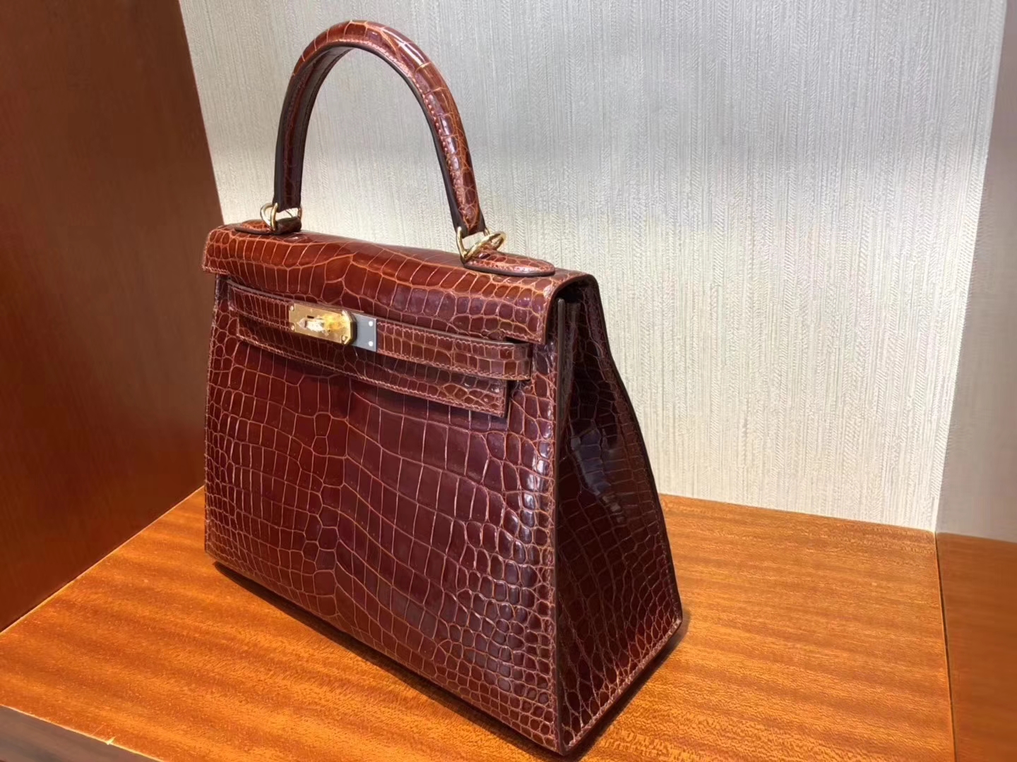 Hermès(爱马仕)Kelly凯莉包 亮面澳洲鳄鱼纹 ck31 蜜糖棕 Miel 金扣 28cm 现货-拉尔森鳄鱼皮具定制 - 爱马仕包包官网 Hermès(爱马仕)Kelly凯莉包 亮面澳洲鳄鱼纹 ck31 蜜糖棕 Miel 金扣 28cm 现货