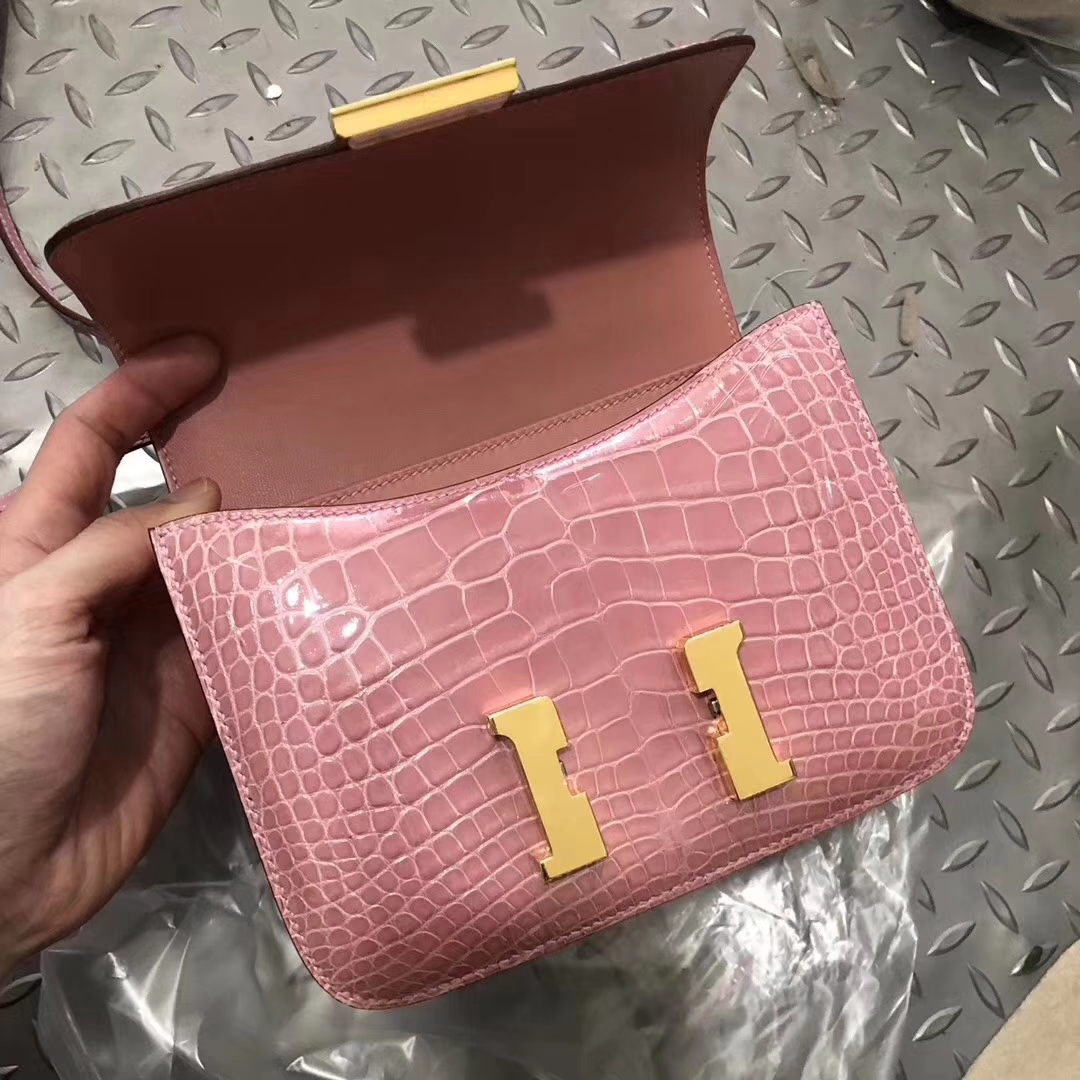 Hermès（爱马仕）Constance空姐包 Alligator shiny 亮面鳄鱼 1Ｑ奶昔粉 金扣 18cm
