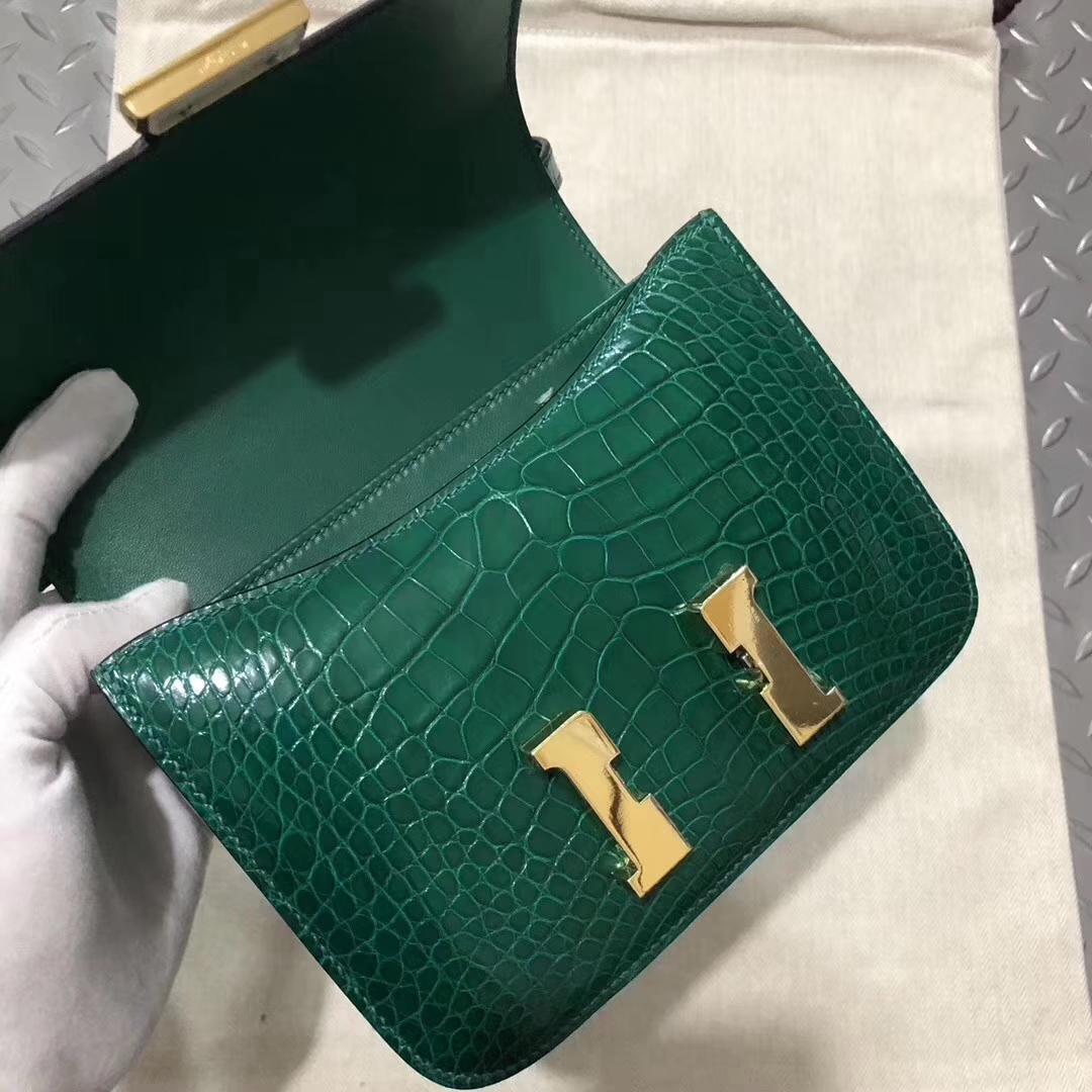 Hermès(爱马仕)Constance 空姐包 亮面方块 美洲鳄鱼 crocodile 6Q翡翠绿 金扣 19cm 现货-拉尔森鳄鱼皮具定制 - 爱马仕包包官网 Hermès(爱马仕)Constance 空姐包 亮面方块 美洲鳄鱼 crocodile 6Q翡翠绿 金扣 19cm 现货