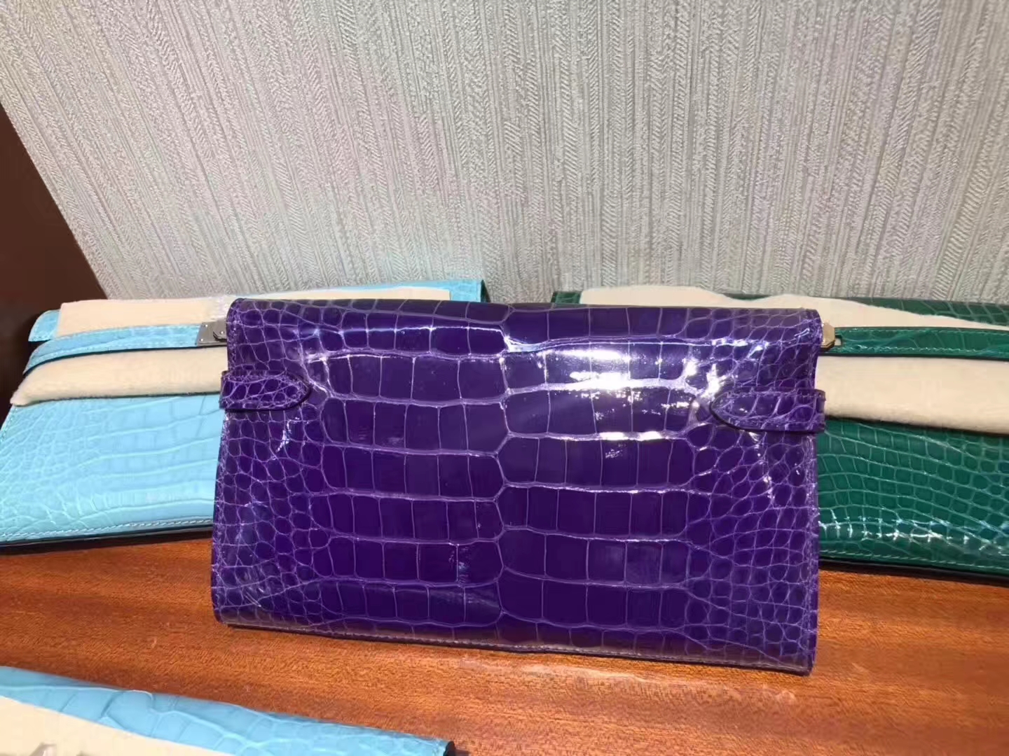 Hermès(爱马仕)Kelly wallet Alligator shiny 5L 极度紫 金扣 超美 钱夹 手包 容量较大-拉尔森鳄鱼皮具定制 - 爱马仕包包官网 Hermès(爱马仕)Kelly wallet Alligator shiny 5L 极度紫 金扣 超美 钱夹 手包 容量较大
