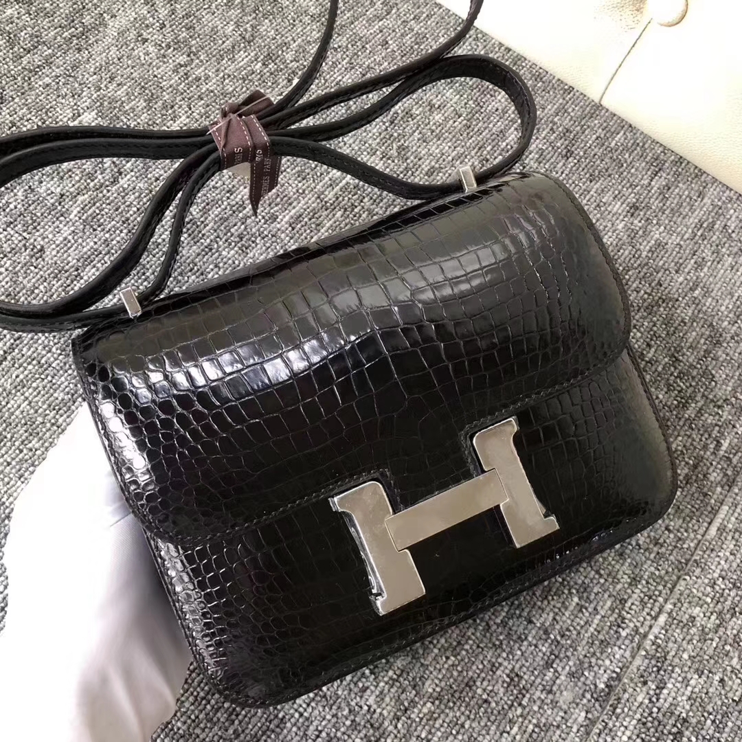 Hermès（爱马仕）Constance空姐包 Porosus shiny 亮面鳄鱼 ck89 黑色 noir 银扣 18cm