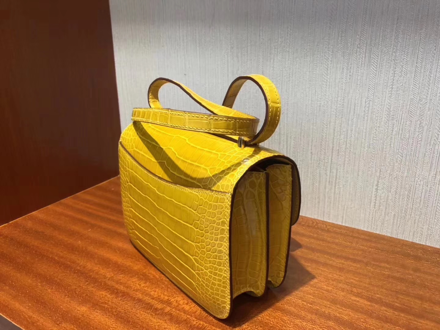 Hermès（爱马仕）Constance空姐包 Alligator shiny 亮面鳄鱼 9Ｄ琥珀黄 金扣 18cm