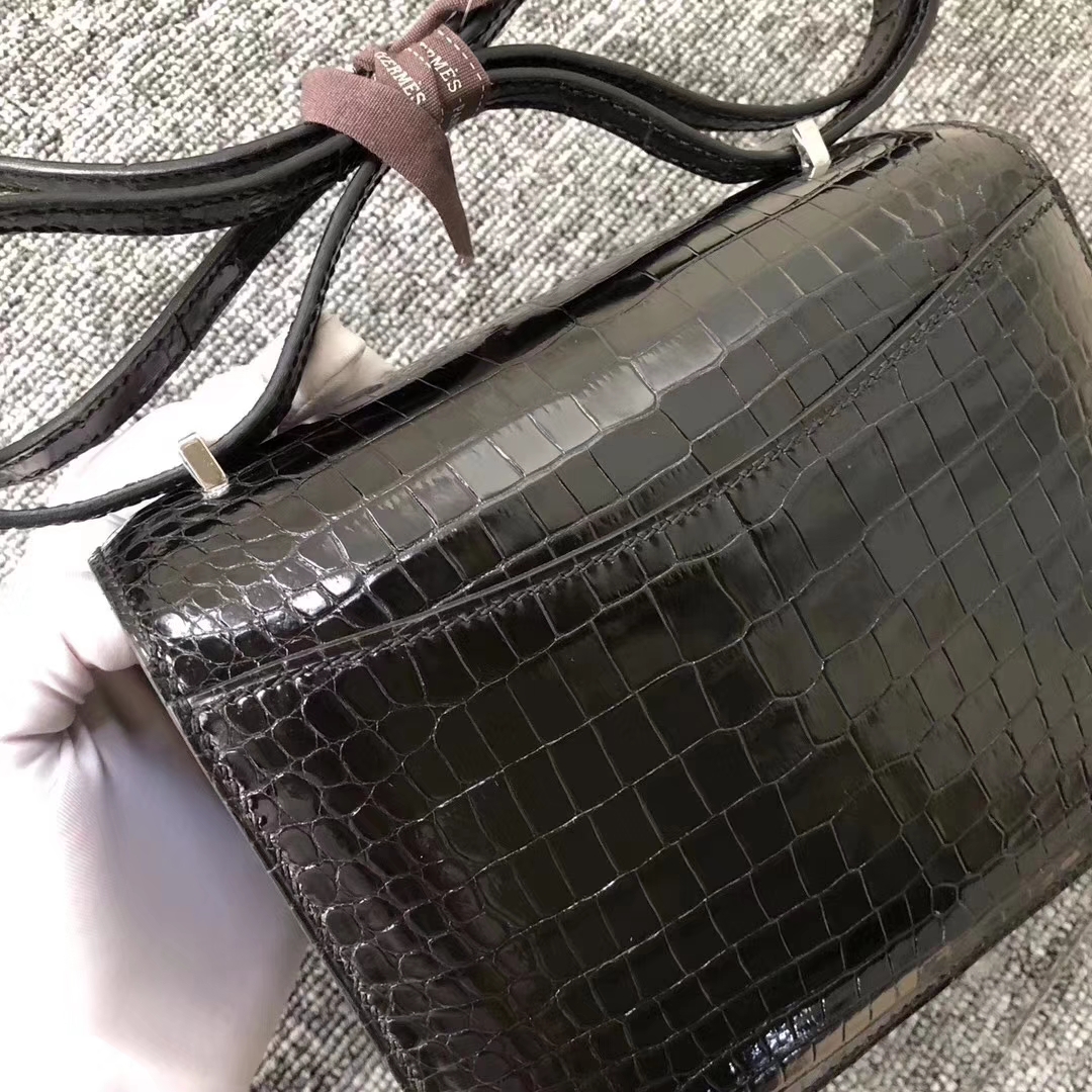 Hermès（爱马仕）Constance空姐包 Porosus shiny 亮面鳄鱼 ck89 黑色 noir 银扣 18cm