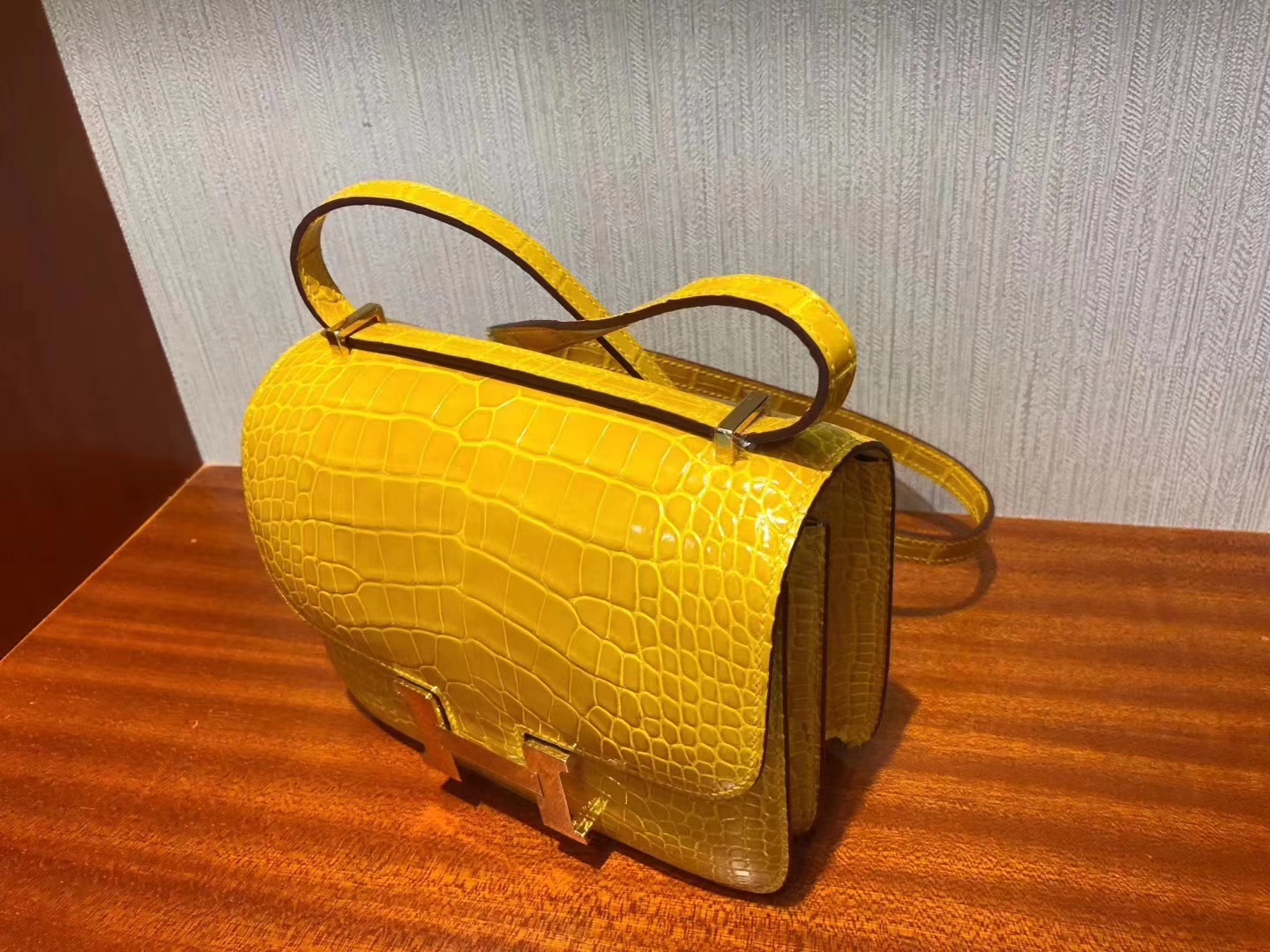 Hermès（爱马仕）Constance空姐包 Alligator shiny 亮面鳄鱼 9Ｄ琥珀黄 金扣 18cm