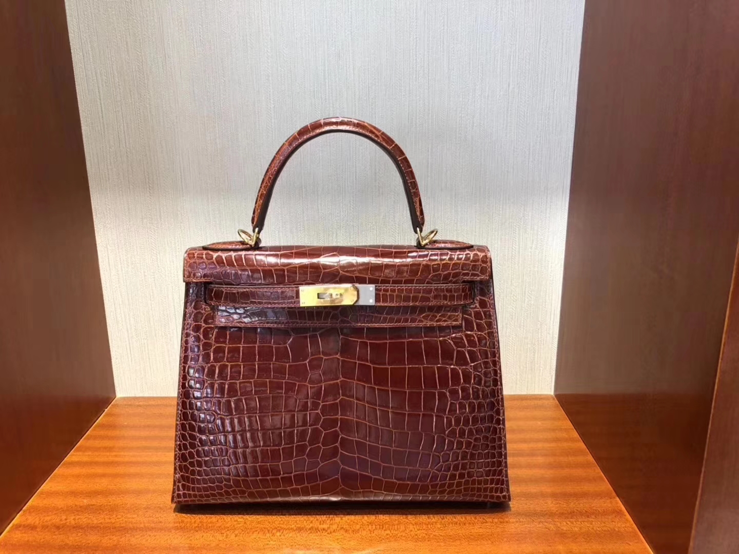 Hermès（爱马仕）Kelly凯莉包 亮面澳洲鳄鱼纹 ck31 蜜糖棕 Miel 金扣 28cm 现货