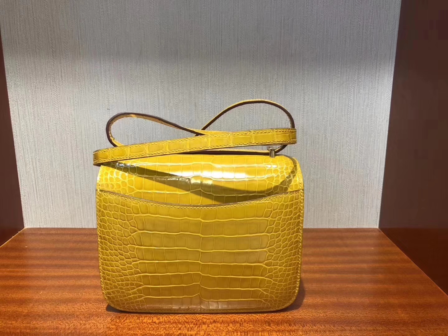 Hermès（爱马仕）Constance空姐包 Alligator shiny 亮面鳄鱼 9Ｄ琥珀黄 金扣 18cm
