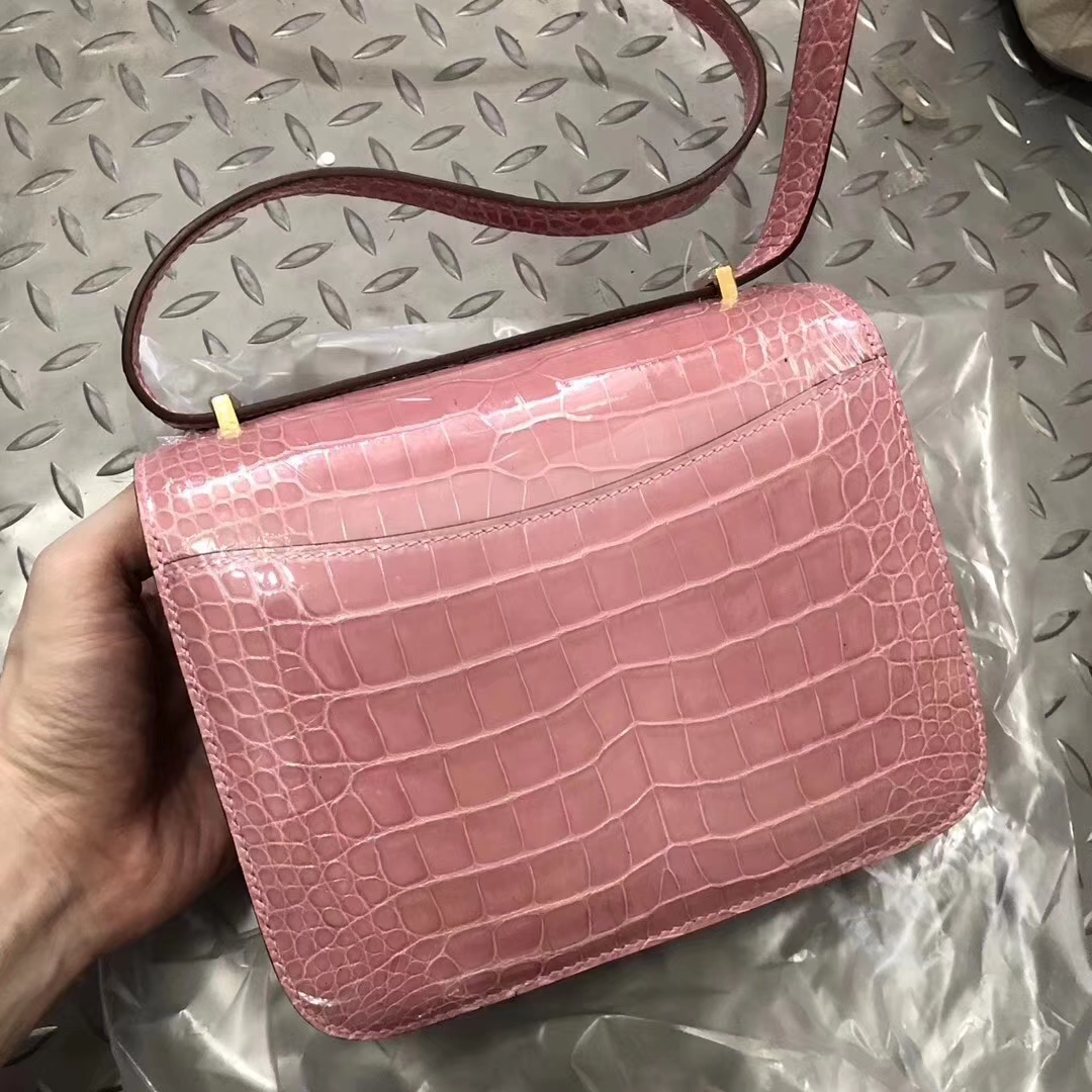 Hermès(爱马仕)Constance空姐包 Alligator shiny 亮面鳄鱼 1Q奶昔粉 金扣 18cm-拉尔森鳄鱼皮具定制 - 爱马仕包包官网 Hermès(爱马仕)Constance空姐包 Alligator shiny 亮面鳄鱼 1Q奶昔粉 金扣 18cm