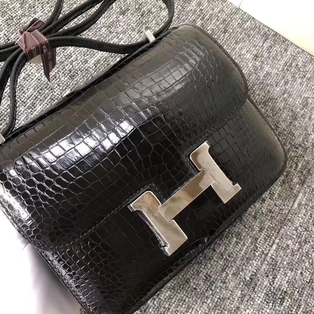 Hermès（爱马仕）Constance空姐包 Porosus shiny 亮面鳄鱼 ck89 黑色 noir 银扣 18cm