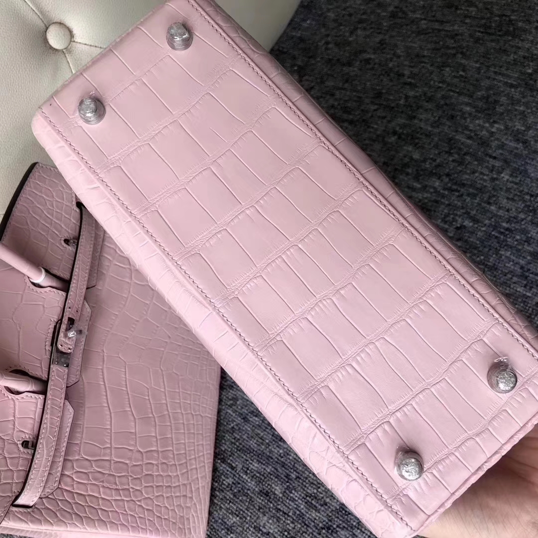 Hermès(爱马仕)Kelly 凯莉包 Alligator matt 雾面鳄鱼 芭比粉 银扣 浅浅的粉 小可爱 25cm现货-拉尔森鳄鱼皮具定制 - 爱马仕包包官网 Hermès(爱马仕)Kelly 凯莉包 Alligator matt 雾面鳄鱼 芭比粉 银扣 浅浅的粉 小可爱 25cm现货