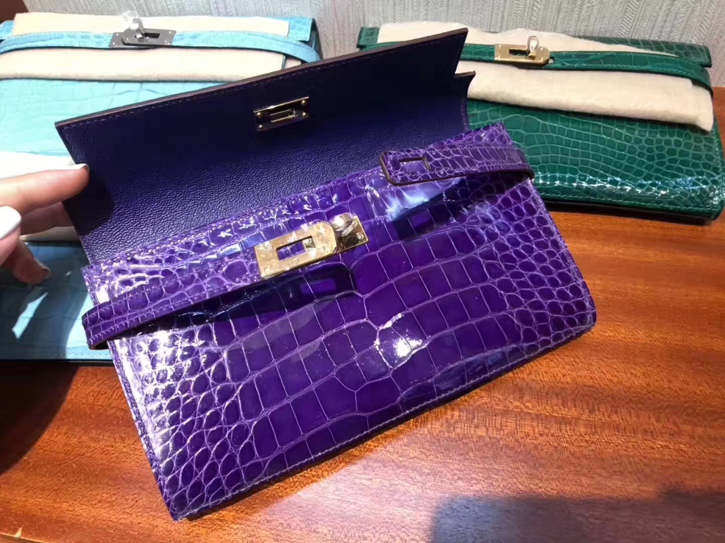 Hermès(爱马仕)Kelly wallet Alligator shiny 5L 极度紫 金扣 超美 钱夹 手包 容量较大-拉尔森鳄鱼皮具定制 - 爱马仕包包官网 Hermès(爱马仕)Kelly wallet Alligator shiny 5L 极度紫 金扣 超美 钱夹 手包 容量较大