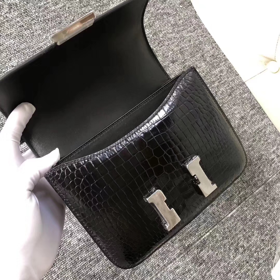 Hermès（爱马仕）Constance空姐包 Porosus shiny 亮面鳄鱼 ck89 黑色 noir 银扣 18cm