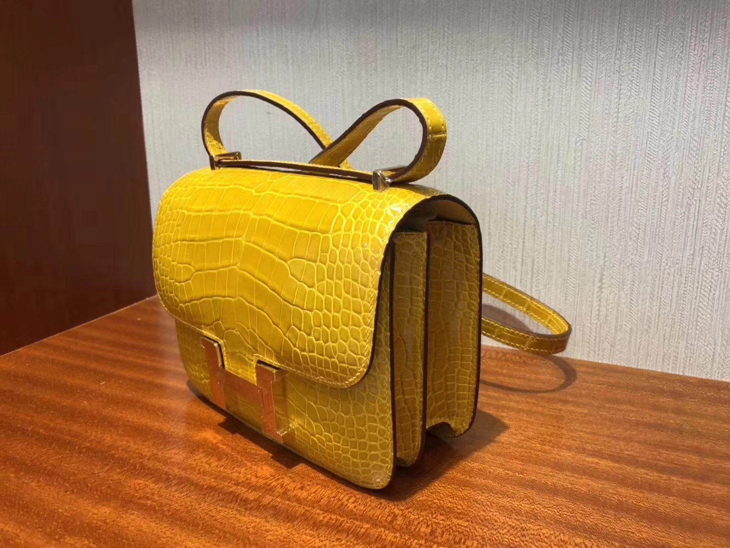 Hermès（爱马仕）Constance空姐包 Alligator shiny 亮面鳄鱼 9Ｄ琥珀黄 金扣 18cm