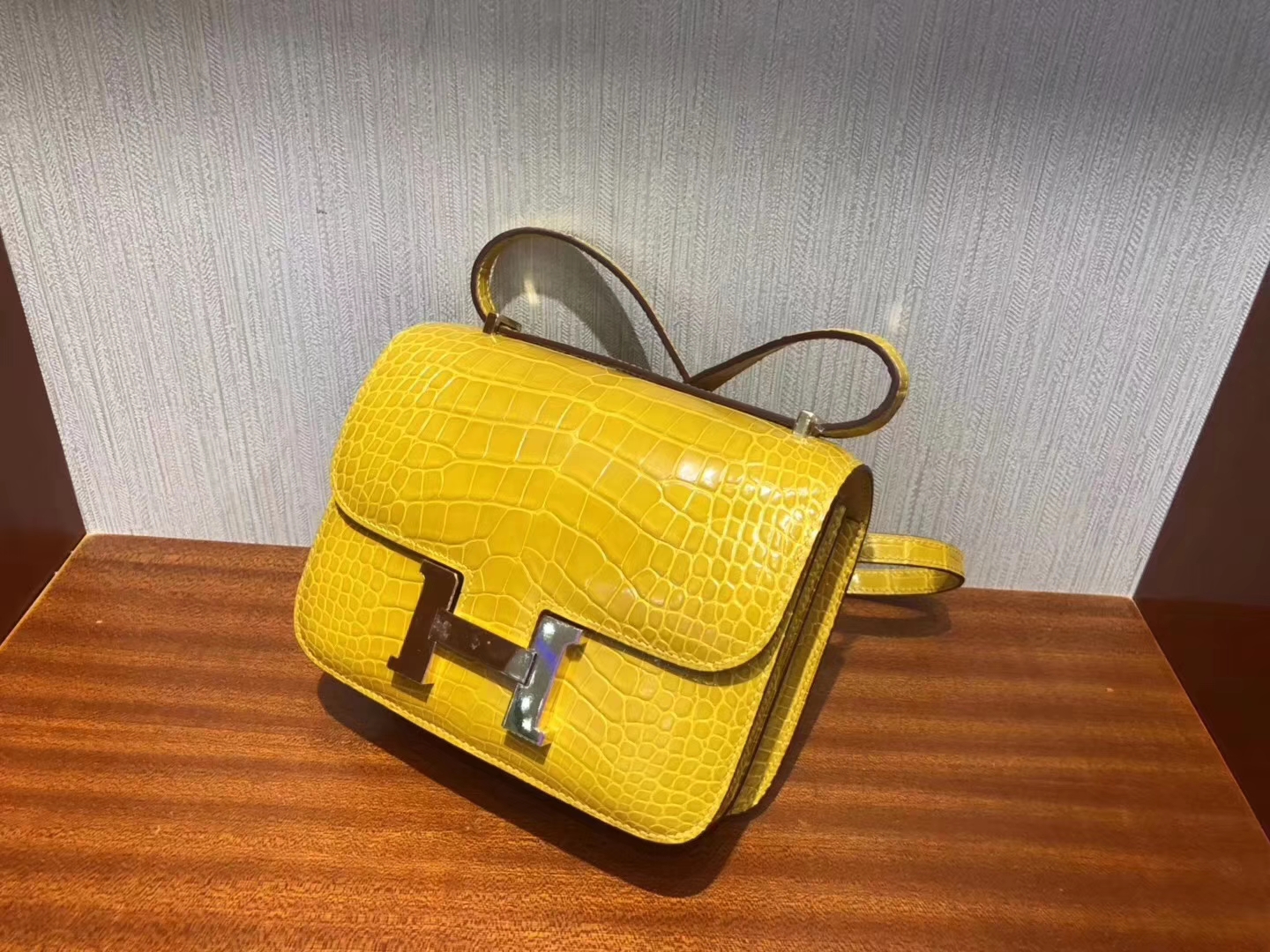 Hermès(爱马仕)Constance空姐包 Alligator shiny 亮面鳄鱼 9D琥珀黄 金扣 18cm-拉尔森鳄鱼皮具定制 - 爱马仕包包官网 Hermès(爱马仕)Constance空姐包 Alligator shiny 亮面鳄鱼 9D琥珀黄 金扣 18cm
