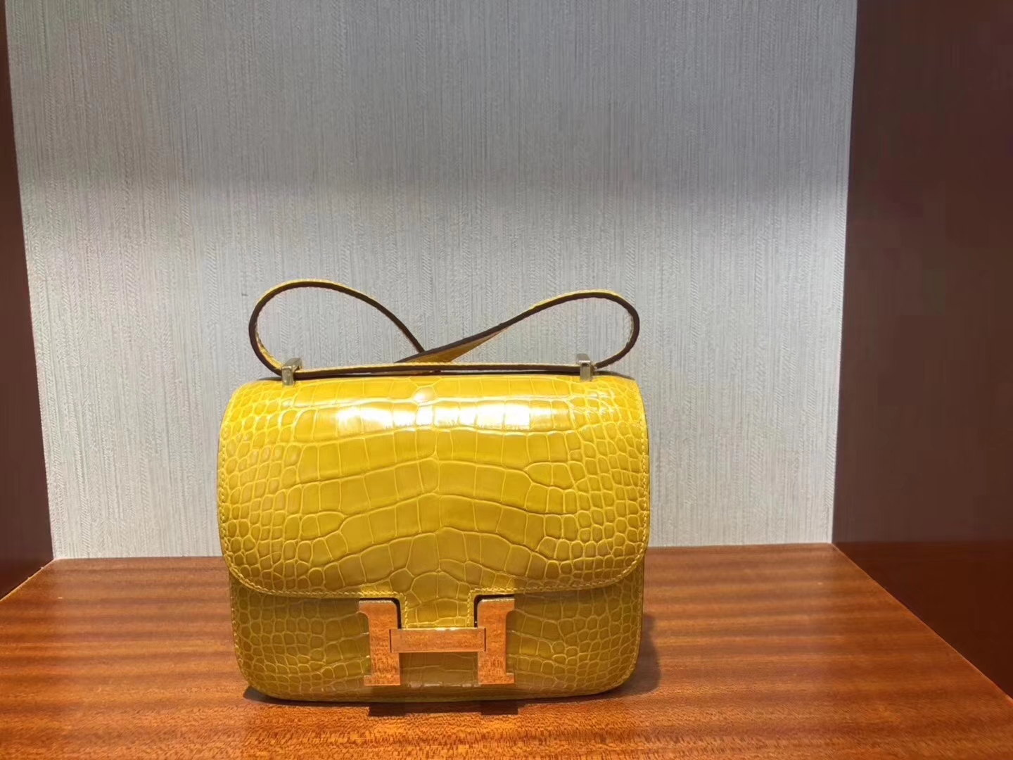 Hermès（爱马仕）Constance空姐包 Alligator shiny 亮面鳄鱼 9Ｄ琥珀黄 金扣 18cm