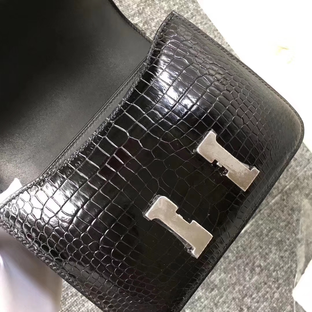 Hermès（爱马仕）Constance空姐包 Porosus shiny 亮面鳄鱼 ck89 黑色 noir 银扣 18cm