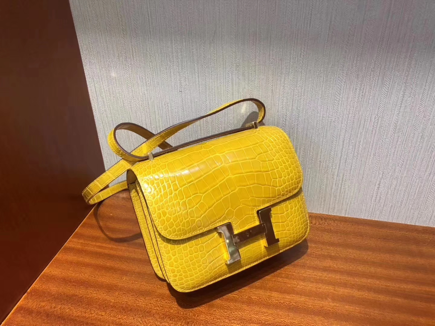 Hermès（爱马仕）Constance空姐包 Alligator shiny 亮面鳄鱼 9Ｄ琥珀黄 金扣 18cm
