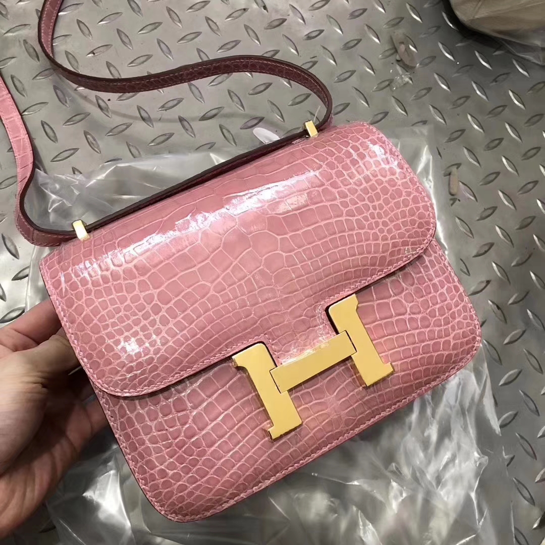 Hermès（爱马仕）Constance空姐包 Alligator shiny 亮面鳄鱼 1Ｑ奶昔粉 金扣 18cm