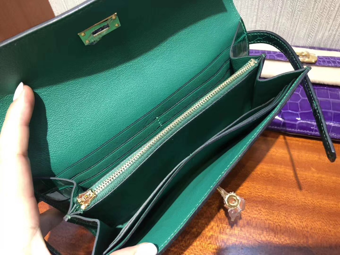 Hermès(爱马仕)Kelly wallet Alligator shiny 6Q 翡翠绿 金扣 超美 钱夹 手包-拉尔森鳄鱼皮具定制 - 爱马仕包包官网 Hermès(爱马仕)Kelly wallet Alligator shiny 6Q 翡翠绿 金扣 超美 钱夹 手包